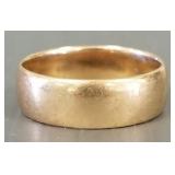 18k gold band- 5.7g, sz 9