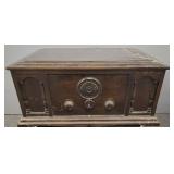 Antique Magnavox Model Ten radio in wooden
