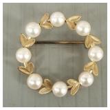 14k gold circle pin s/w pearls- 3.6g, 1' diam