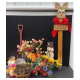 HOLIDAY DECORATIONS & FLORAL