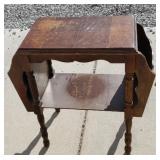 SIDE TABLE W/ MAGAZINE RACK