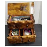 RANCH STYLE JEWELRY BOX W/ JEWELRY