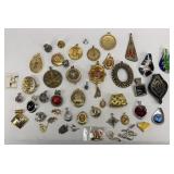 BROOCHES, PENDANTS & LOCKETS