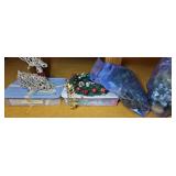 CHRISTMAS WREATHS, LIGHTS & DECOR