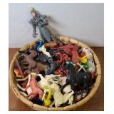 PLASTIC ANIMALS & SOLDIERS