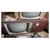 CONSOLE TV W/ RECORD PLAYER & RADIO