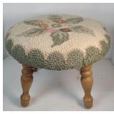 FOOTSTOOL W/ RUG TOP