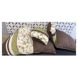 QUEEN COMFORTER WITH PILLOWS