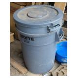 (2) 30 GALLON TRASH BINS 1 LID