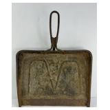ANTIQUE METAL DUST PAN