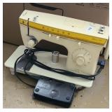 SINGER SEWING MACHINE