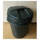 SMALL RUBBERMAID TRASH CAN