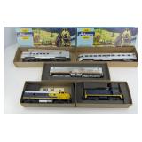 ATHEARN HO SCALE (4) RAILROAD CARS, (1) ENGINE