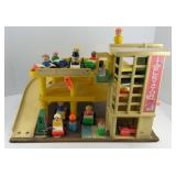 FISHER PRICE PLAYSET W/ LITTLE PEOPLE & CARS