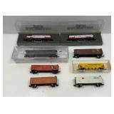 (2) BACHMANN ENGINES & (6) ASSTD CARS (N SCALE)