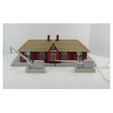 MTH RAILROAD STATION WITH CROSSING GUARDS
