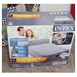 DELUXE QUEEN SIZE AIR MATTRESS, LOOKS NEW