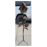 BIRDHOUSE ON STAND
