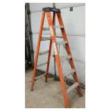 KELLER 6 FOOT FIBERGLASS LADDER