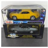 (2) DODGE CHALLENGERS 1:18