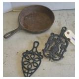 LODGE CAST IRON SKILLET & CAST METAL TRIVETS