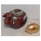 HULL CURLY PIG & GLASS PIN