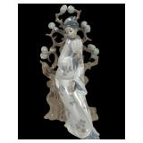 Lladro 4807 Geisha Seated on a Tree Stump