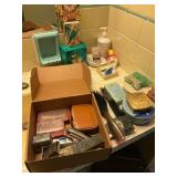 Group of Vintage Grooming and Vanity Accessories