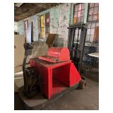 Eaton 24 Volt Electric Walkie Straddle Stacker
