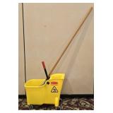 Rubbermaid Tandem 31-Qt Bucket & Wringer