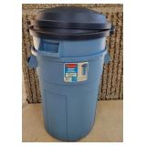 Rubbermaid 32 Gallon Trash Bins w/ Lids