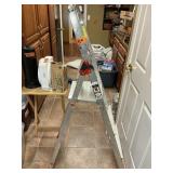 ALUMINUM LADDER 2FT 10 INCHES 200LB LIMIT