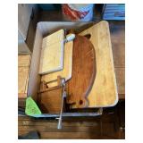 SEVERAL CHOPPING BLOCKS+CHEESE CUTTERS