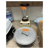 COOKING POT + HAMILTON BLENDER LOT OF 2