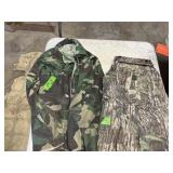LOT OF CAMO GEAR SUIT + PANTS