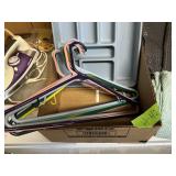 CURTAINS, CLOTHES HANGERS, FLAT FULL