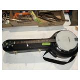 MORGAN MONROE BANJO IN HARD CASE