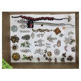 VINTAGE COSTUME JEWELRY: BROOCHES, EARRINGS, ETC
