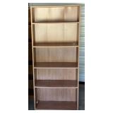 PRESSED WOOD BOOKSHELF WITH ADJUSTABLE SHELVES