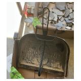 SHORELINE DUST PAN, HOOK WITH WOODEN HANDLE