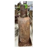 VERTICAL HYDRAULIC BOTTLE JACK ï¿½ RUSTY BUT WORKS