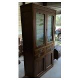 WOODEN VINTAGE CHINA CABINET/HUTCH WGLASS DOORS