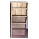 PRESSED WOOD BOOKSHELF WITH ADJUSTABLE SHELVES