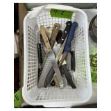 WHITE PLASTIC BASKET, DAMAGED, WITH KITCHEN KNIVES
