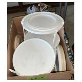 RUBBERMAID CAKE STAND