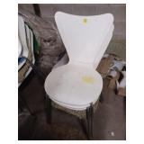4x bid White Stacking Chairs with Metal Legs