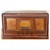 Vintage Silvertone Wooden Tabletop Radio