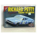 Polar Lights Richard Petty NASCAR 6606 1:25 Sealed
