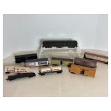 Vtg Tyco toy train  HO scale cars 2"H