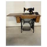 Vtg serial #AF623368 Singer sewing machine..
